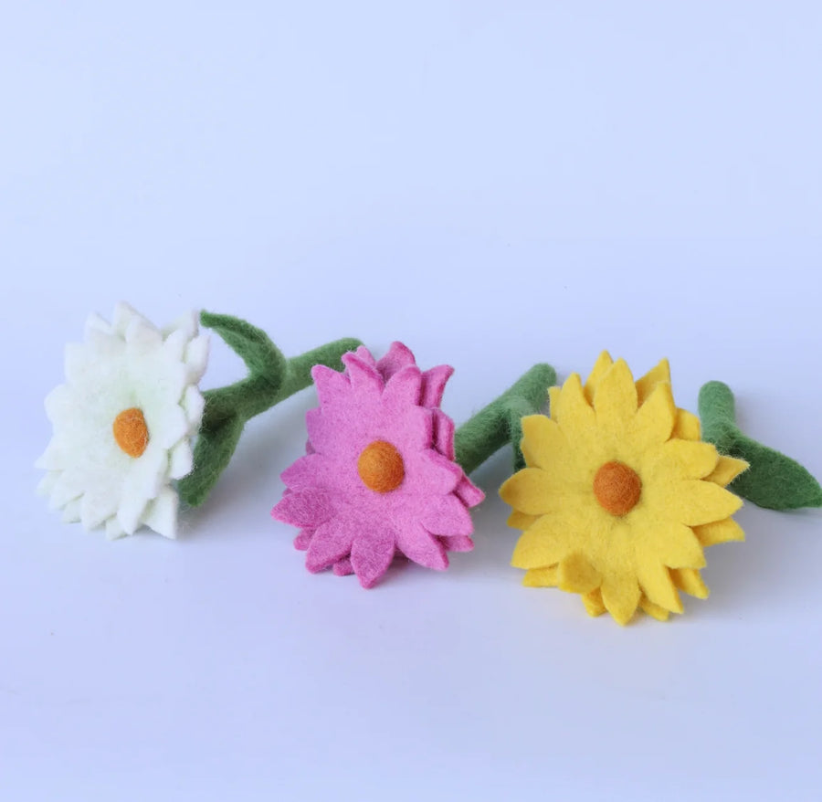 Juni Moon | Rattan Vase with Flowers - Mixed Daisy Set
