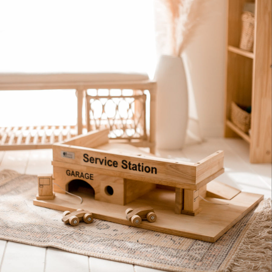 Qtoys | Wooden Service Station with Cars