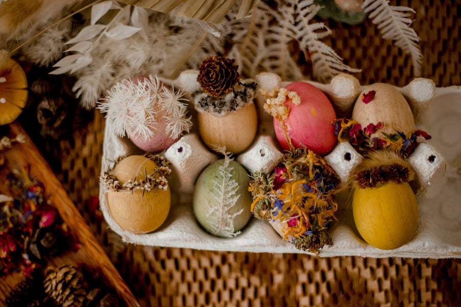 Qtoys | 12 Wooden Eggs in Basket