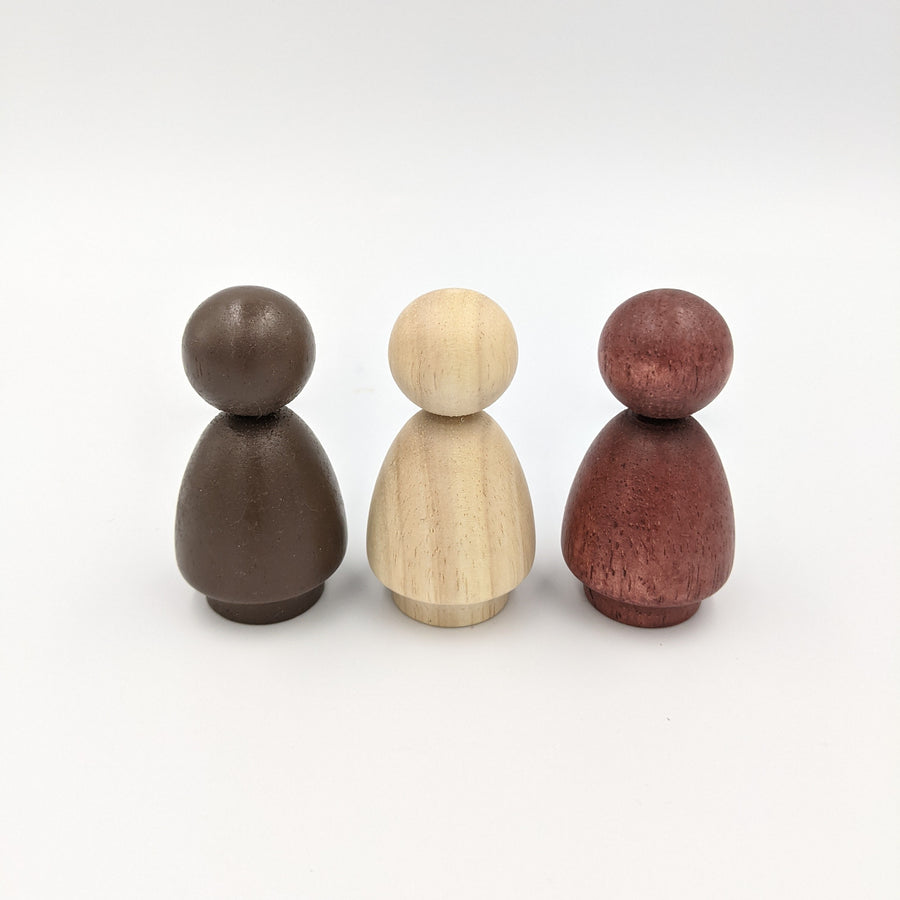 Wooden peg doll figures perfect for open ended play. Ethical, sustainable toy. 