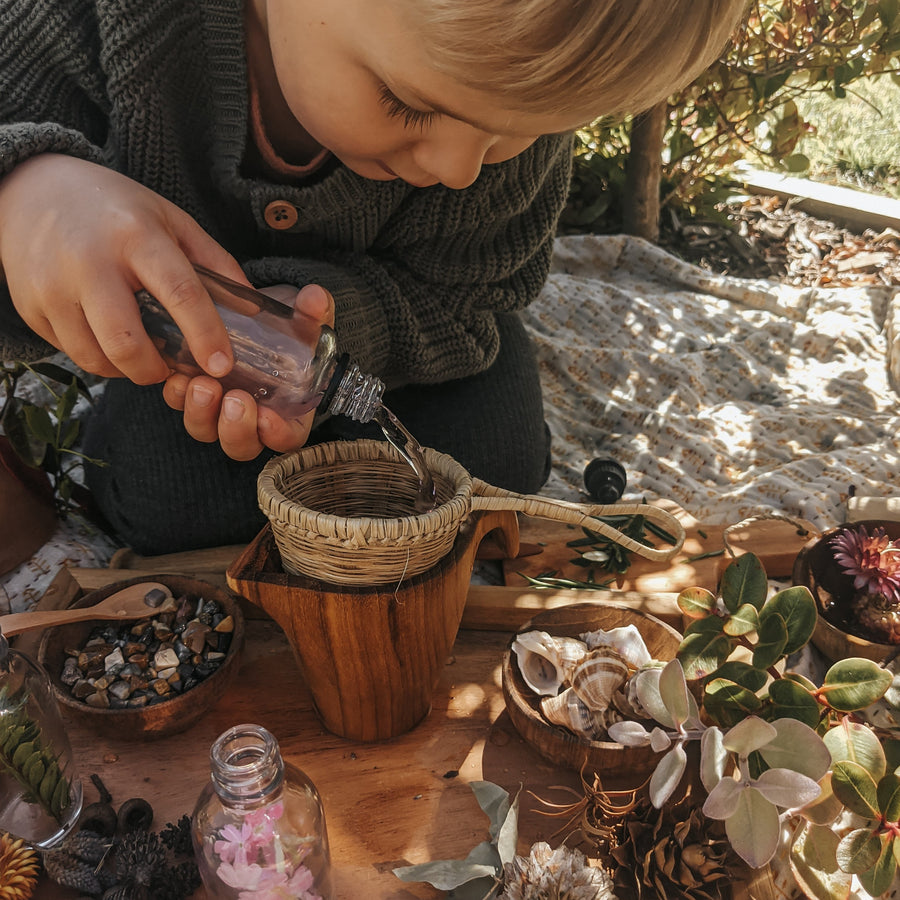 An all-in-one natural toy potions Kit with everything kids need to create their own natural perfumes and potions. 